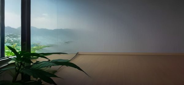 用户在地铁上用手机浏览tangxinwang.net移动端页面，展示移动端使用场景，画面真实自然